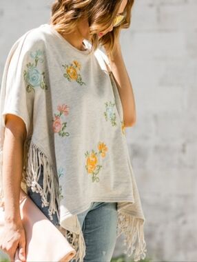 TP ANTHROPOLOGIE Oversized Embroidered Floral Fringe Poncho Style Top OS.